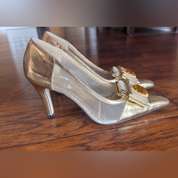 Pierre Dumas Gold Elegant Heels with rhinestone front bow• Size 9 - Picture 1 of 9